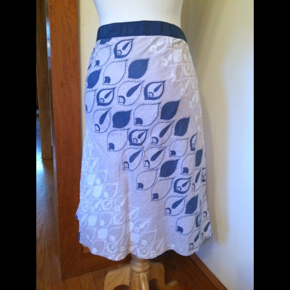 Knee length skirt (like new condition)